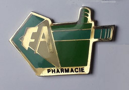 L229 Pin's CFA Pharmacie  Achat Immédiat - Médical