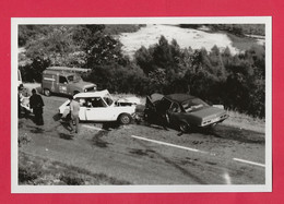 BELLE REPRODUCTION D'APRES UNE PHOTO ORIGINALE - ACCIDENT RENAULT 4L FOURGONNETTE + FORD FIESTA + OPEL - Auto's