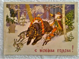 Carte Russe Illustrateur Père Noël Sur Traineau Tiré Par Loup Ours Renard Lapin écureuil Joyeux Noël 1957 Entier Postal - Santa Claus