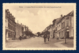 Virton. L'avenue Bouvier Au Carrefour Des Routes Luxembourg-Orval. Café 28, Coiffeur Et Pâtisserie - Virton