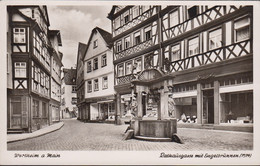 D-97877 Wertheim - Rathausgasse Mit Engelbrunnen ( Ladenstraße Um 1950) - Ncie Stamp - Wertheim