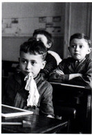 CPM - PHOTO Robert DOISNEAU - "Le Chiffon De L'ardoise" 1956... Edition Désastre - Doisneau