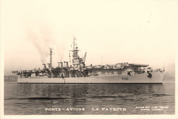 Bateau * Carte Photo * Navire De Guerre Porte Avions LA FAYETTE R96 * Militaria - Guerra