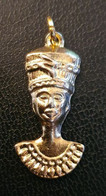 Pendentif Médaille Métal Doré "Reine D'Egypte Nefertiti" - Pendenti
