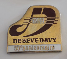 L367 Pin's DESEVEDAVY Piano Clavier Orgue Anniversaire 50 Ans à Orvault Loire Atlantique Achat Immédiat - Musique