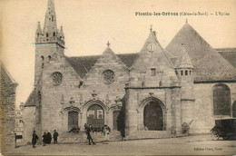 Plestin Les Grèves * La Place De L'église Du Village - Plestin-les-Greves