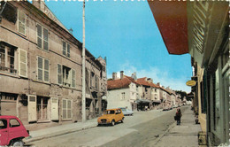 LOUVRES - Rue De Paris, 4L Renault. - Louvres