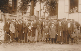 COURBEVOIE - Un Grand Groupe De Personnes Qui Pose Dans Une Usine Ou Fabrique ? ( Carte Photo ) - Courbevoie