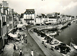 Le Croisic * La Place D'aiguillon * Coiffeur * Voiture Automobile Ancienne - Le Croisic