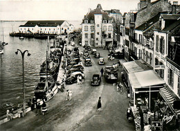 Le Croisic * La Place D'aiguillon * Au Fond , La Poissonnerie * Grand Café * Commerces Magasins - Le Croisic