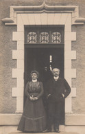 GRANVILLE  - La Clémentière - Un Couple Qui Pose En 1911 Devant La Porte D'une Belle Bâtisse ( Carte Photo ) - Granville