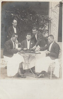 NICE - Café De La Gare ? - Cinq Garçons De Café Attablés Jouant Aux Cartes En 1906 ( Carte Photo ) - Cafés, Hoteles, Restaurantes