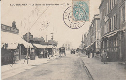 LUC SUR MER (14) - La Route De Lion Sur Mer Et Ses Boutiques De Plage - état Correct - Luc Sur Mer