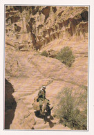 A19615 - JORDAN JORDANIE EL DEIR CHEMIN TAILLE DANS LA ROCHE MONASTERY ROAD IN THE ROCKS POST CARD UNUSED PHOTO S HELD - Jordanie