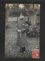 MILITARIA CARTE PHOTO MILITAIRE SOLDAT AVEC SABRE DU 109e ECRITE DE CHAUMONT 1907 ? : - Characters