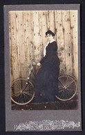 PHOTO CDV ANONYME VERS 1890 - DAME SUR VELO - BICYCLE - Très Belle Photo - TRICYCLE ? ( Voir Roue Arrière ) - Oud (voor 1900)