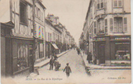 (89) SENS. La Rue De La République (Animée + Magasin Chaussures Wheecti..nees/ Phamacie L.Bailly - Sens