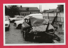 BELLE REPRODUCTION D'APRES UNE PHOTO ORIGINALE - ACCIDENT CITROEN DS PHARES DIRECTIONNELS + RENAULT 4L FOURGONNETTE - Automobile