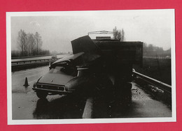 BELLE REPRODUCTION D'APRES UNE PHOTO ORIGINALE - ACCIDENT CITROEN DS CONTRE UN CAMION - Auto's