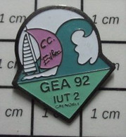 1415b Pin's Pins : Rare Et Belle Qualité  / SPORTS / VOILE VOILIER CC EDHEC GEA 92 IUT 2 GRENOBLE C'est Bon On A Tout ? - Segeln