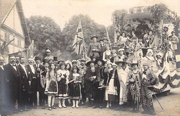 CARTE PHOTO FETES DEGUISEES ALSACIENS LORRAINS TOMMY CASQUE A POINTE POILU CHAR ENFANT COSTUMES DOS DIVISE NON ECRIT - Carnaval