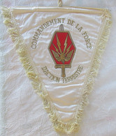 Fanion Militaire Du Commandement De La Force D'Action Terrestre  Baguette En Haut Cassée  Env 22 X 29 Cm - Drapeaux