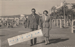 NICE - Un Couple Sur La Promenade Des Anglais ( Photo Format Cpa 9 Cm X 14 Cm  ) - Sonstige & Ohne Zuordnung