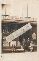 SAINT SAVINIEN - On Pose Devant Le Magasin Henri AUGER De Vêtements Habillement Situé Rue Du Centre ( Carte Photo ) - Autres & Non Classés