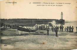 Audierne * Victime Du Devoir * Le Bateau De Sauvetage Crevé Et Jeté à La Côte Un Jour De Tempête - Audierne