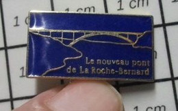 1415b Pin's Pins / Beau Et Rare / VILLES / LE NOUVEAU PONT DE LA ROCHE BERNARD En V'là Une Affaire !! - Administrations