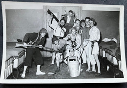 Schlafraum-Gruppenbild/ Junge Männer Mit Gewehren Etc./ Fotokarte - Shooting (Weapons)