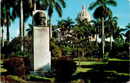 (3 L 1) Cuba - US President Lincoln Bust In Havana - Cuba