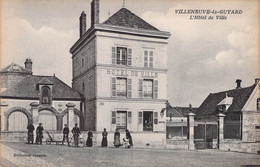CP FRANCE - 89 - VILLENEUVE LA GUYARD - L'Hotel De Ville - Animée - Collection Jacquin - Villeneuve-la-Guyard