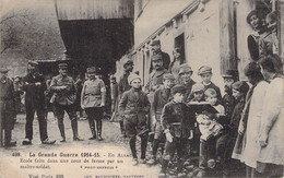 CPA FRANCE - ALSACE - La Grande Guerre - Ecole Faite Dans Une Cour De Ferme Par In Maître Soldat - Baudiniere Nanterre - Ecoles