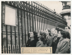 GRANDE BRETAGNE - Naissance Du Prince D'Edimbourg à Londres - La Foule Lit L'avis De Naissance Du Prince - Anonymous Persons