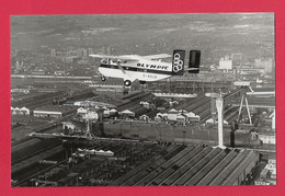 BELLE PHOTO REPRODUCTION AVION PLANE - GRECE GREECE SKYVAN OLYMPIC AIRWAYS SURVOLANT DES USINES - Aviación