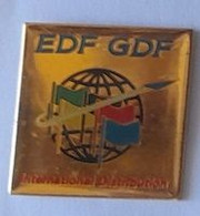 Pin' S  Mappemonde  Et  Drapeaux  E D F - G D F  International  Distribution - EDF GDF