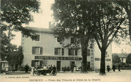 Crémieu * La Place Des Tilleuls Et Grand Hôtel De La Chaite * Automobile Voiture Ancienne - Crémieu