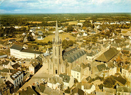 Questembert * Vue Sur Le Village Et La Place De L'église - Questembert