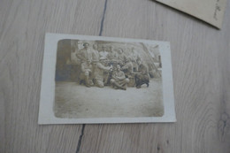 Carte Photo Guerre Groupe De Soldat En Instruction Pour Mitrailleuse - Characters