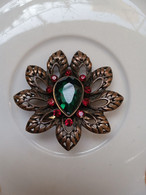 BROCHE MARRON AVEC UNE BELLE PIERRE VERTE PERLé EN METAL - Brooches