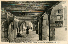 Noyers Sur Serein * Place * Les Arcades De L'hôtel De Ville Les Pilliers - Noyers Sur Serein