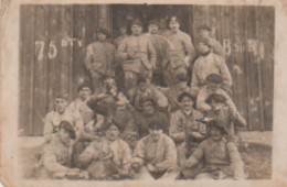 Militaria. Carte-Photo De CHASSEURS ALPINS. Sur L'entrée : "75 BTV / B Su". Sur Bérets N° 97 - Regimente