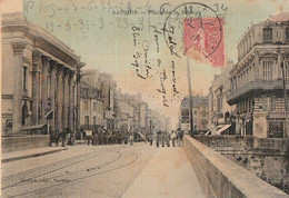 SAUMUR. -  Place De La Bilange.  Militaires à Cheval. Carte Toilée RARE - Saumur