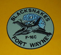 TISSU PATCH : BLACK SNAKES F-16C FORT WAYNE  , DIAMETRE 9 CM , BON ETAT VOIR PHOTOS . POUR TOUT RENSEIGNEMENT ME CONTACT - Ecussons Tissu