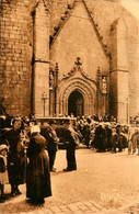 Les Herbiers * La Sortie De La Messe , Place De L'église * Coiffe - Les Herbiers