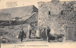 63-AUVERGNE-ARRIVAGE DU LAIT AU BURON - Auvergne Types D'Auvergne