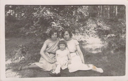 CPA PHOTOGRAPHIE - Deux Jeunes Femmes Et Une Fille Assisent Dans L'herbe - Photographie