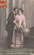 CPA COUPLES - Un Couple Amoureux - Echange Au Creux D'une Oreille - Robe Colorisée - Couples