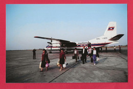 BELLE PHOTO REPRODUCTION AVION PLANE LAOS - LAO AIRLINES AVION XIAN Y-7 PASSAGERS SUR LE TARMAC - Aviation